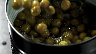 Bezelye konservesi kavanoza düşer. 1000 fps 'de yüksek hızlı bir kamerayla çekildi. Yüksek kaliteli FullHD görüntüler