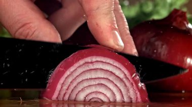 Şef soğanı doğruyor. 1000 fps 'de yüksek hızlı bir kamerayla çekildi. Yüksek kaliteli FullHD görüntüler