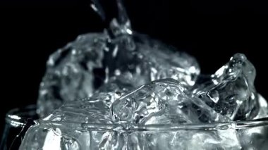 Buzlu votka. 1000 fps 'de yüksek hızlı bir kamerayla çekildi. Yüksek kaliteli FullHD görüntüler