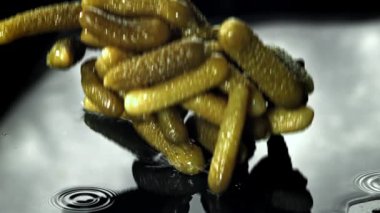 Salatalık turşusu ıslak masaya düşer. 1000 fps 'de yüksek hızlı bir kamerayla çekildi. Yüksek kaliteli FullHD görüntüler