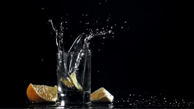 Bir dilim limon bir bardak votkaya düşer. 1000 fps 'de yüksek hızlı bir kamerayla çekildi. Yüksek kaliteli FullHD görüntüler