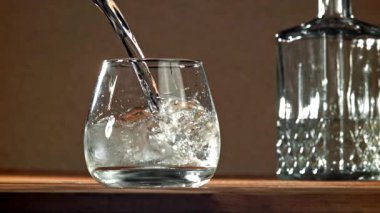 Votka bardağa doldurulur. 1000 fps 'de yüksek hızlı bir kamerayla çekildi. Yüksek kaliteli FullHD görüntüler