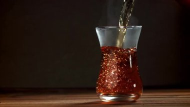 Türk çayı bardağa dökülür. 1000 fps 'de yüksek hızlı bir kamerayla çekildi. Yüksek kaliteli FullHD görüntüler