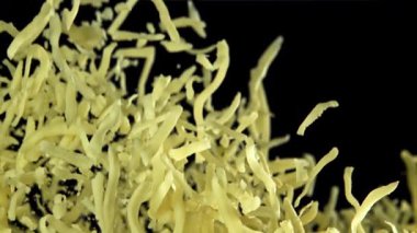 Rendelenmiş peynir yukarı aşağı uçar. 1000 fps 'de yüksek hızlı bir kamerayla çekildi. Yüksek kaliteli FullHD görüntüler