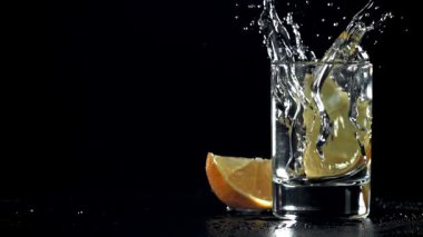 Bir dilim limon bir bardak votkaya düşer. 1000 fps 'de yüksek hızlı bir kamerayla çekildi. Yüksek kaliteli FullHD görüntüler