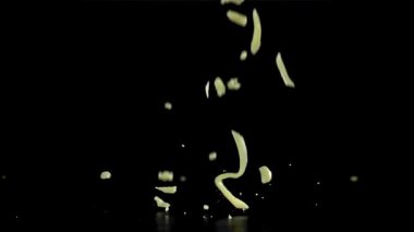 Rendelenmiş peynir masaya düşer. 1000 fps 'de yüksek hızlı bir kamerayla çekildi. Yüksek kaliteli FullHD görüntüler