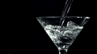 Martini bardağa doldurulur. 1000 fps 'de yüksek hızlı bir kamerayla çekildi. Yüksek kaliteli FullHD görüntüler