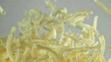 Rendelenmiş peynir yukarı aşağı uçar. 1000 fps 'de yüksek hızlı bir kamerayla çekildi. Yüksek kaliteli FullHD görüntüler