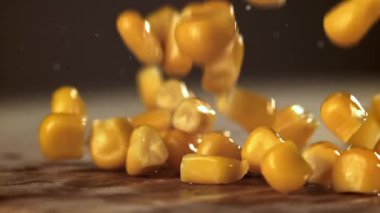 Konserve mısır ahşap bir kalasa düşer. 1000 fps 'de yüksek hızlı bir kamerayla çekildi. Yüksek kaliteli FullHD görüntüler