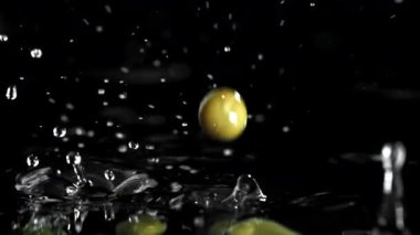 Bezelye konservesi suya düşer. 1000 fps 'de yüksek hızlı bir kamerayla çekildi. Yüksek kaliteli FullHD görüntüler