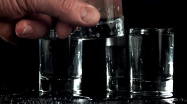 Adam masaya bir bardak votka koyar. 1000 fps 'de yüksek hızlı bir kamerayla çekildi. Yüksek kaliteli FullHD görüntüler