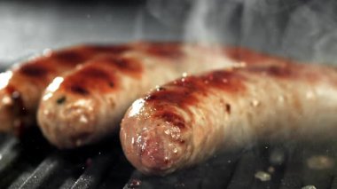 Sosisler yağ damlatarak tavada kızartılır. 1000 fps 'de yüksek hızlı bir kamerayla çekildi. Yüksek kaliteli FullHD görüntüler