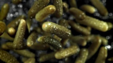 Salatalık turşusu uçar ve düşer. 1000 fps 'de yüksek hızlı bir kamerayla çekildi. Yüksek kaliteli FullHD görüntüler