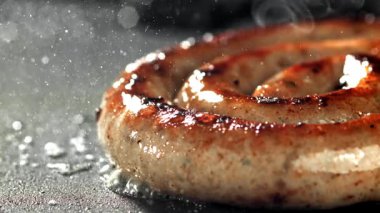 Sosisler ızgara. 1000 fps 'de yüksek hızlı bir kamerayla çekildi. Yüksek kaliteli FullHD görüntüler