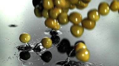 Bezelye konservesi ıslak masaya düşer. 1000 fps 'de yüksek hızlı bir kamerayla çekildi. Yüksek kaliteli FullHD görüntüler