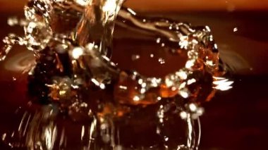 Siyah çay serpintileri. 1000 fps 'de yüksek hızlı bir kamerayla çekildi. Yüksek kaliteli FullHD görüntüler