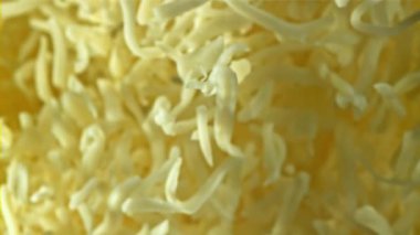Rendelenmiş peynir yukarı aşağı uçar. 1000 fps 'de yüksek hızlı bir kamerayla çekildi. Yüksek kaliteli FullHD görüntüler