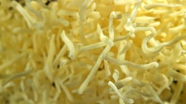 Rendelenmiş peynir yukarı aşağı uçar. 1000 fps 'de yüksek hızlı bir kamerayla çekildi. Yüksek kaliteli FullHD görüntüler