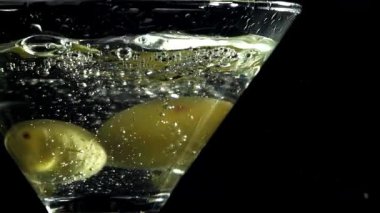Zeytinli martini. 1000 fps 'de yüksek hızlı bir kamerayla çekildi. Yüksek kaliteli FullHD görüntüler