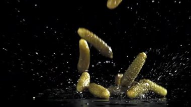 Salatalık turşusu ıslak masaya düşer. 1000 fps 'de yüksek hızlı bir kamerayla çekildi. Yüksek kaliteli FullHD görüntüler