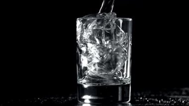 Buzlu votka. 1000 fps 'de yüksek hızlı bir kamerayla çekildi. Yüksek kaliteli FullHD görüntüler