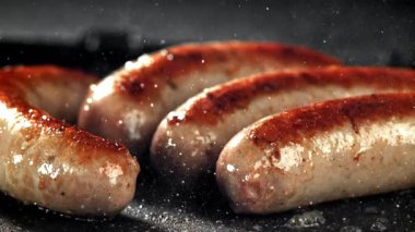 Sosisler yağ damlatarak tavada kızartılır. 1000 fps 'de yüksek hızlı bir kamerayla çekildi. Yüksek kaliteli FullHD görüntüler