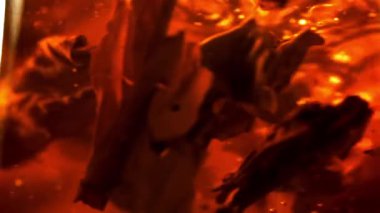 Kokulu siyah çay demlenir. 1000 fps 'de yüksek hızlı bir kamerayla çekildi. Yüksek kaliteli FullHD görüntüler