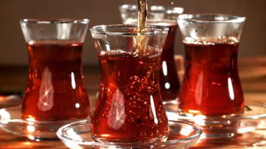 Türk çayı bardağa dökülür. 1000 fps 'de yüksek hızlı bir kamerayla çekildi. Yüksek kaliteli FullHD görüntüler