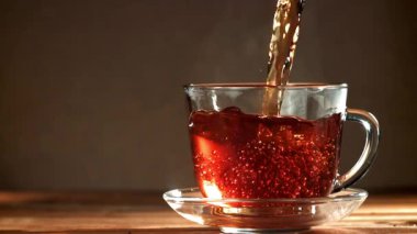 Siyah çay fincana dökülür. 1000 fps 'de yüksek hızlı bir kamerayla çekildi. Yüksek kaliteli FullHD görüntüler