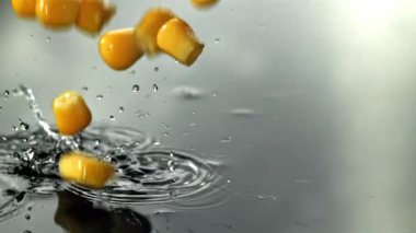 Konserve mısır ıslak masaya düşer. 1000 fps 'de yüksek hızlı bir kamerayla çekildi. Yüksek kaliteli FullHD görüntüler