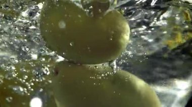 Zeytinler martini bardağına düşer. 1000 fps 'de yüksek hızlı bir kamerayla çekildi. Yüksek kaliteli FullHD görüntüler