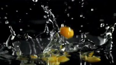 Konserve mısır suya düşer. 1000 fps 'de yüksek hızlı bir kamerayla çekildi. Yüksek kaliteli FullHD görüntüler