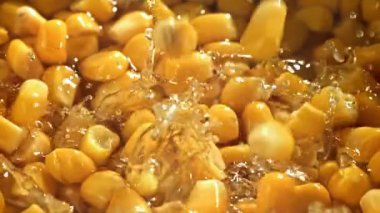 Bir damla konserve mısır. 1000 fps 'de yüksek hızlı bir kamerayla çekildi. Yüksek kaliteli FullHD görüntüler