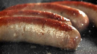 Sosisler yağ damlatarak tavada kızartılır. 1000 fps 'de yüksek hızlı bir kamerayla çekildi. Yüksek kaliteli FullHD görüntüler