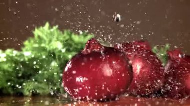 Su damlaları taze soğanların üzerine düşer. 1000 fps 'de yüksek hızlı bir kamerayla çekildi. Yüksek kaliteli FullHD görüntüler
