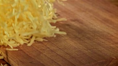 Izgara peynir ahşap tahtaya düşer. 1000 fps 'de yüksek hızlı bir kamerayla çekildi. Yüksek kaliteli FullHD görüntüler