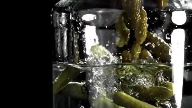 Kavanozda salatalık turşusu. 1000 fps 'de yüksek hızlı bir kamerayla çekildi. Yüksek kaliteli FullHD görüntüler