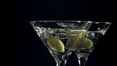Zeytinli martini. 1000 fps 'de yüksek hızlı bir kamerayla çekildi. Yüksek kaliteli FullHD görüntüler
