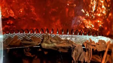 Çaydanlıkta siyah çay. 1000 fps 'de yüksek hızlı bir kamerayla çekildi. Yüksek kaliteli FullHD görüntüler