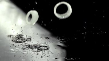 Dilimlenmiş soğan halkaları ıslak masaya düşer. 1000 fps 'de yüksek hızlı bir kamerayla çekildi. Yüksek kaliteli FullHD görüntüler