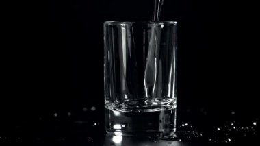 Votka bardağa doldurulur. 1000 fps 'de yüksek hızlı bir kamerayla çekildi. Yüksek kaliteli FullHD görüntüler