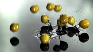 Bezelye konservesi ıslak masaya düşer. 1000 fps 'de yüksek hızlı bir kamerayla çekildi. Yüksek kaliteli FullHD görüntüler