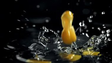 Konserve mısır suya düşer. 1000 fps 'de yüksek hızlı bir kamerayla çekildi. Yüksek kaliteli FullHD görüntüler