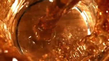 Siyah çay fincana dökülür. 1000 fps 'de yüksek hızlı bir kamerayla çekildi. Yüksek kaliteli FullHD görüntüler
