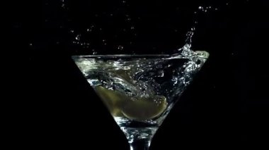 Zeytinler martini bardağına düşer. 1000 fps 'de yüksek hızlı bir kamerayla çekildi. Yüksek kaliteli FullHD görüntüler