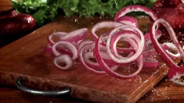Doğranmış soğan kesme tahtasına düşer. 1000 fps 'de yüksek hızlı bir kamerayla çekildi. Yüksek kaliteli FullHD görüntüler