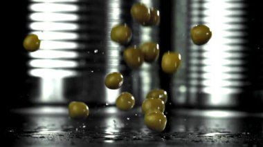 Bezelye konservesi ıslak masaya düşer. 1000 fps 'de yüksek hızlı bir kamerayla çekildi. Yüksek kaliteli FullHD görüntüler