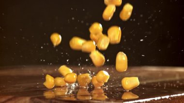 Konserve mısır ahşap bir kalasa düşer. 1000 fps 'de yüksek hızlı bir kamerayla çekildi. Yüksek kaliteli FullHD görüntüler