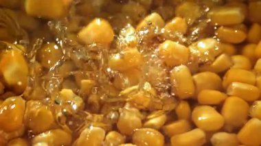 Bir damla konserve mısır. 1000 fps 'de yüksek hızlı bir kamerayla çekildi. Yüksek kaliteli FullHD görüntüler