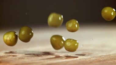 Bezelye konserveleri kesme tahtasına düştü. 1000 fps 'de yüksek hızlı bir kamerayla çekildi. Yüksek kaliteli FullHD görüntüler